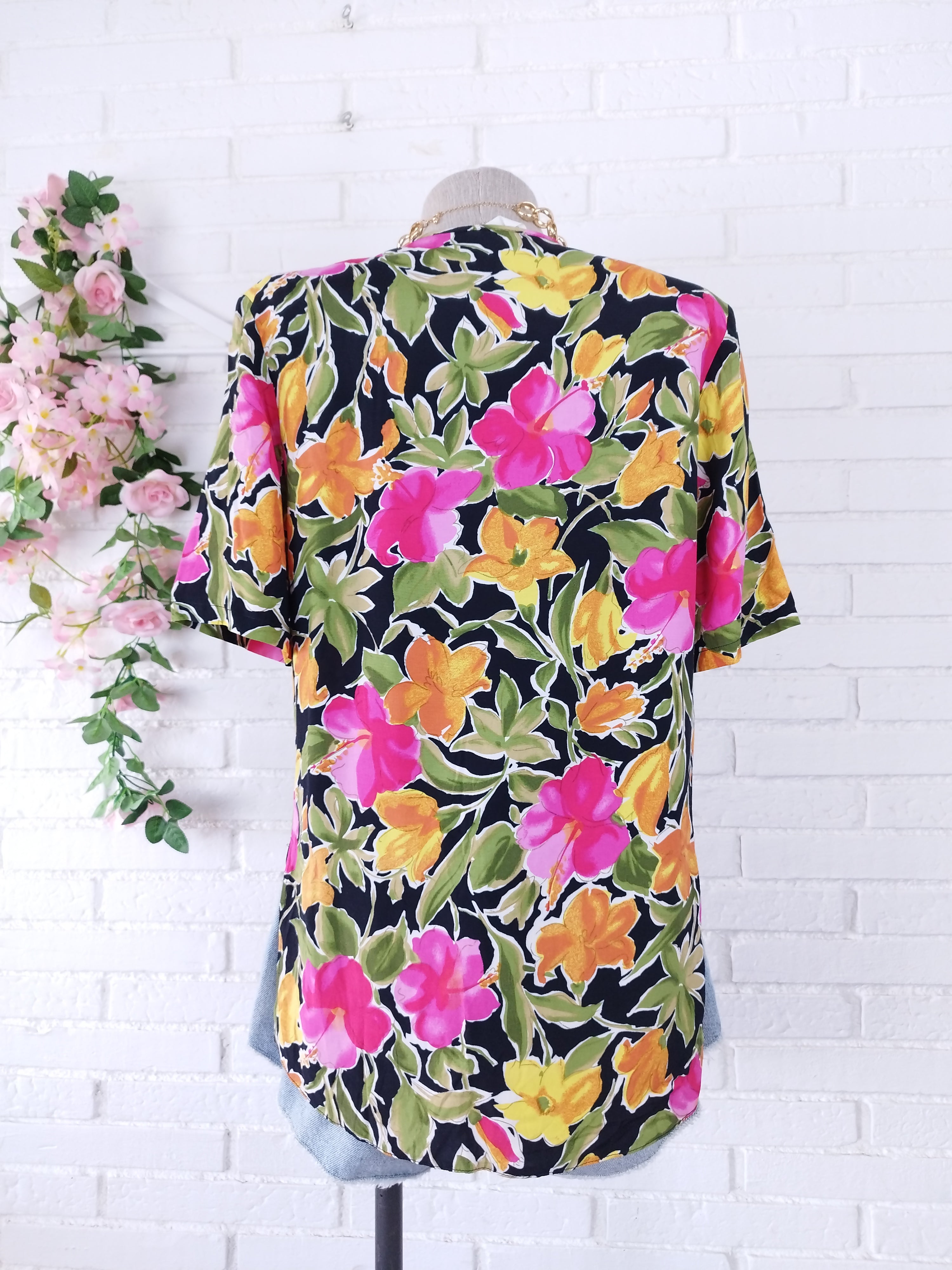 Vintage 90s Blouse — Short Sleeves, Square Neck & Summer Floral Print