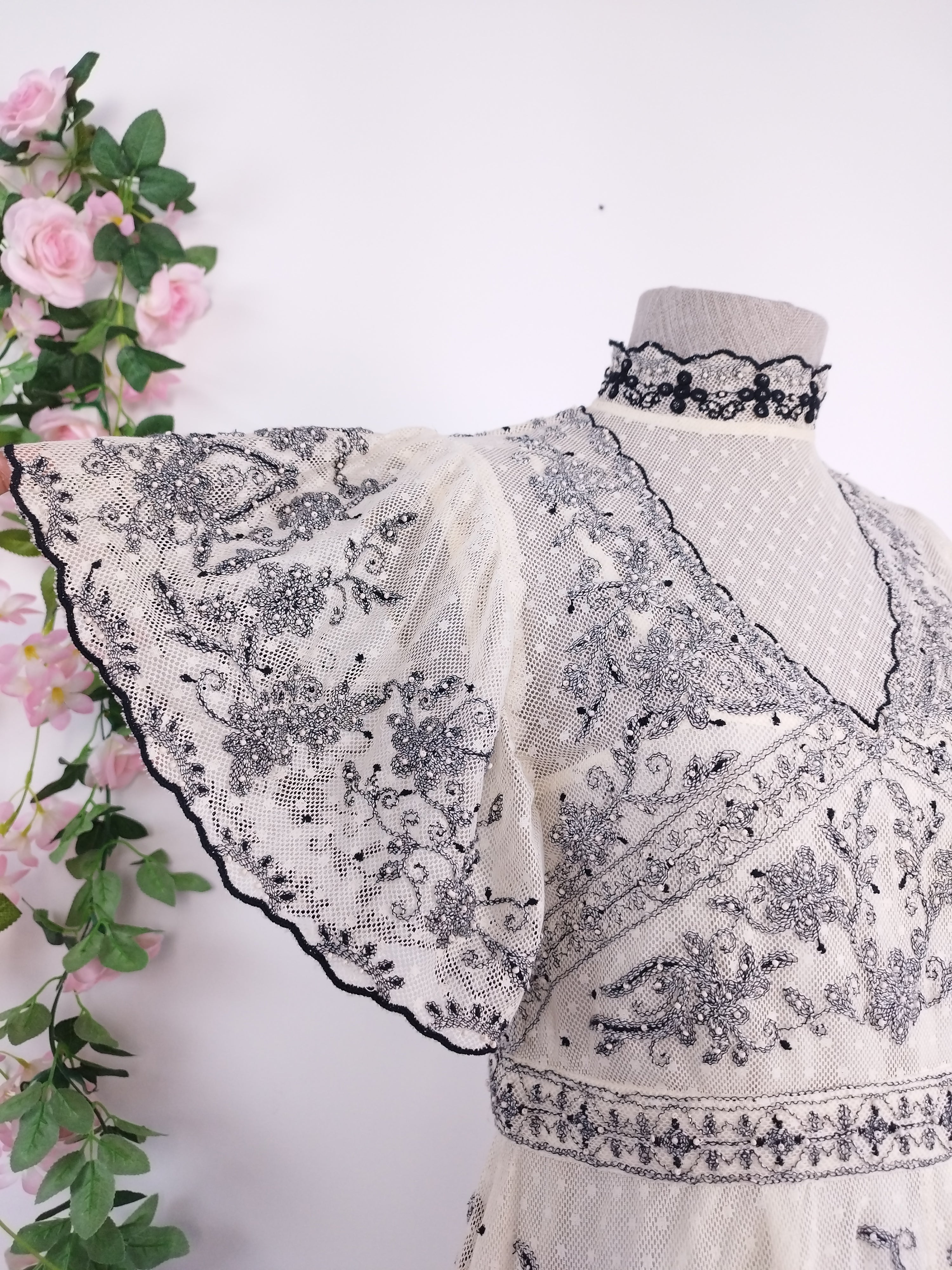 Vestido ZARA Romántico Encaje y Bordado