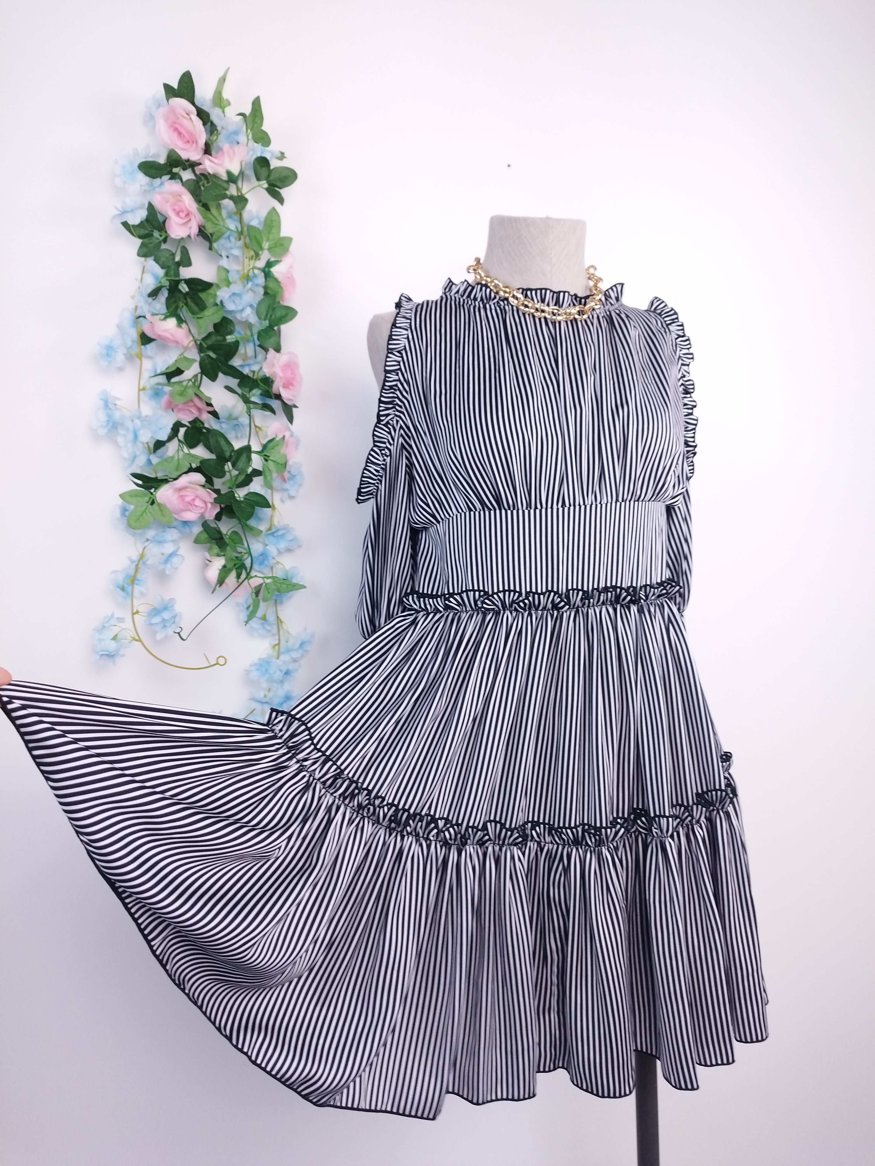 Vestido MAJE Rayas hombros descubiertos